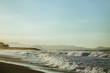 Lade das Bild in den Galerie-Viewer, Sunset surfing