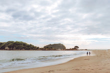 Lade das Bild in den Galerie-Viewer, Beach talk