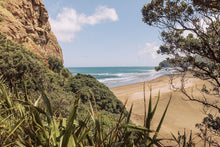 Lade das Bild in den Galerie-Viewer, Piha Beach No. 2